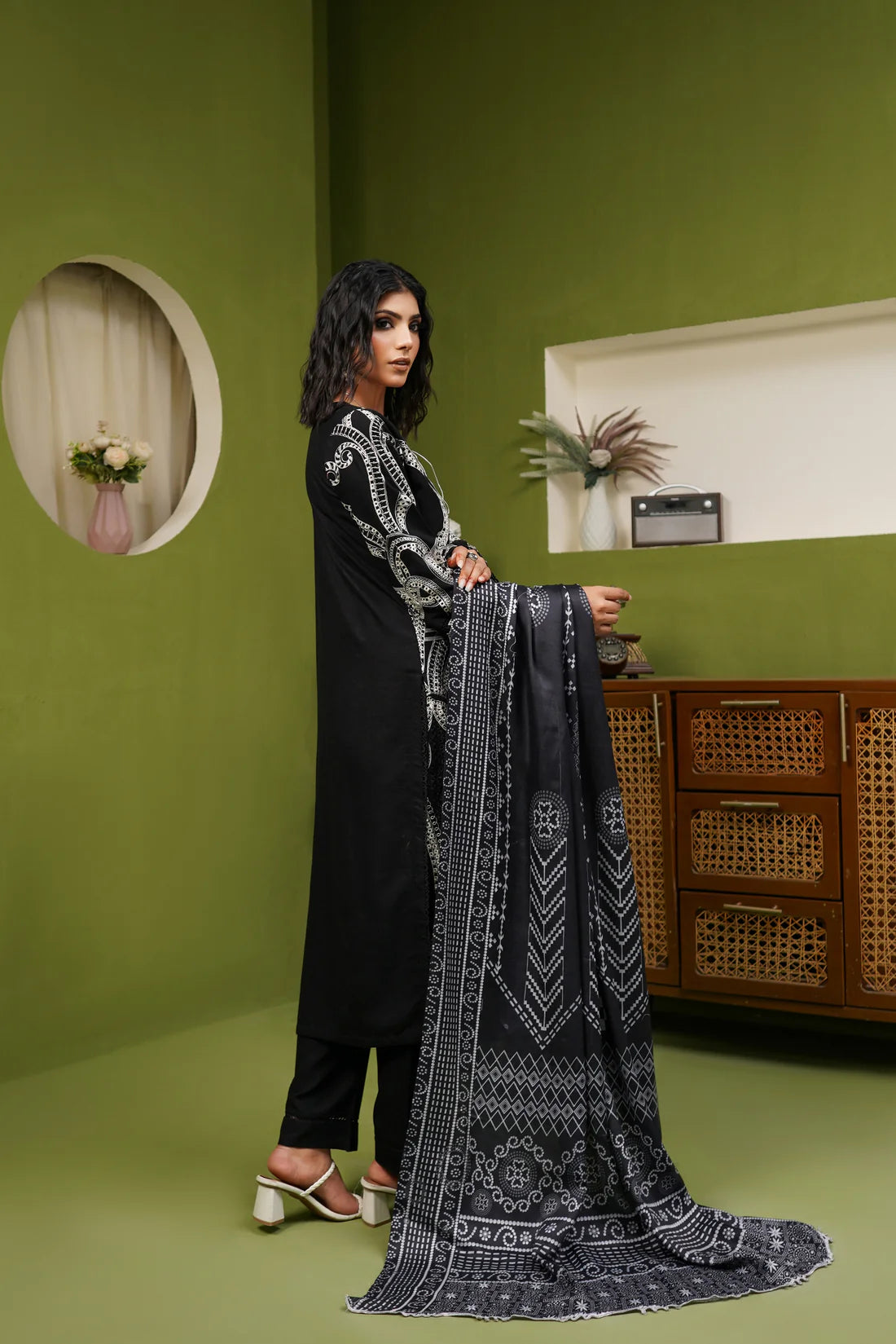Munira 7 Chic Dhanak Deep Black