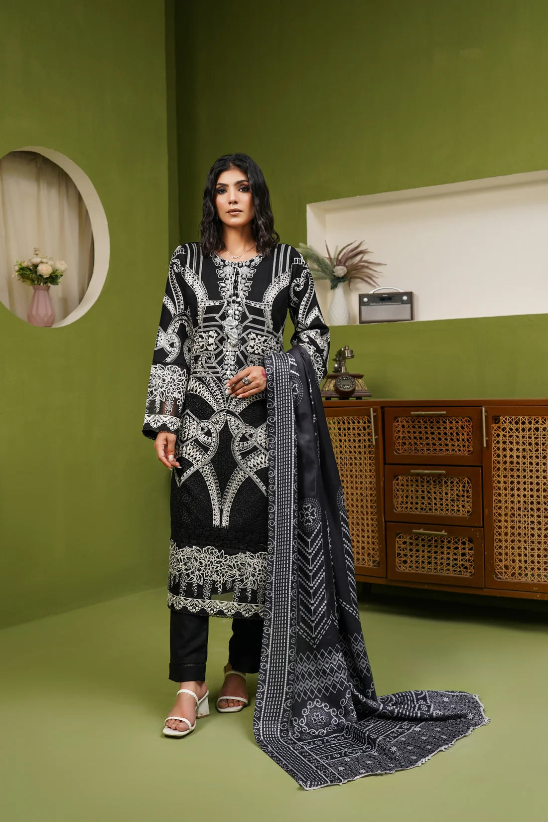 Munira 7 Chic Dhanak Deep Black